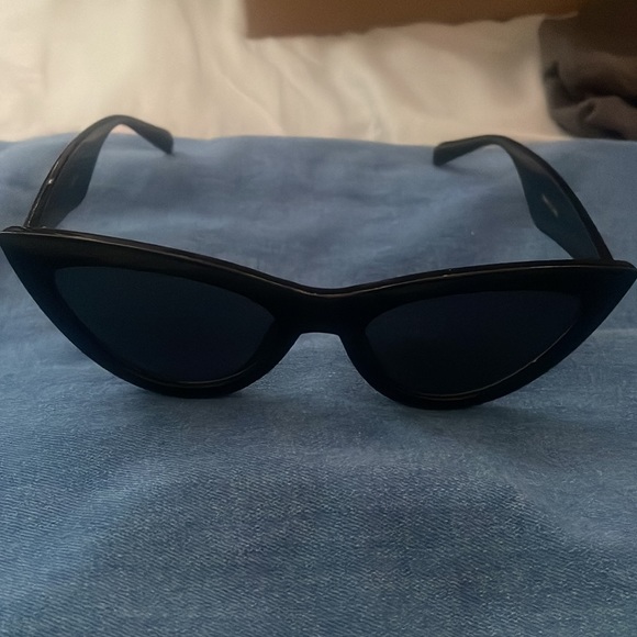 CAT EYE SUNGLASSES - Picture 2 of 3